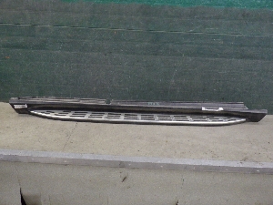 MERCEDES GLE накладка подножки порога правого A1676981601 2019г. арт.1470510