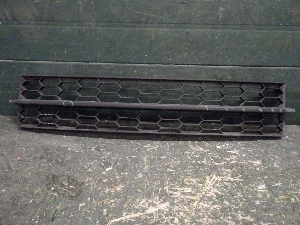 SKODA OCTAVIA решетка бампера переднего центральная 5E08536779B9 2017г. арт.1578746 Уценка