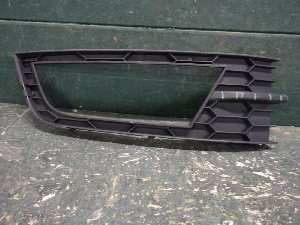 SKODA OCTAVIA решетка бампера переднего правая 5E08076829B9 2017г. арт.1578747 Уценка