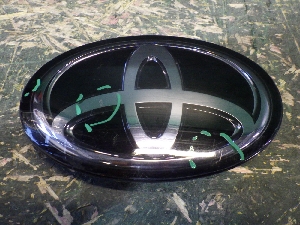 TOYOTA CAMRY эмблема завода-изготовителя передняя 90975C2023 2022г. арт.1608005