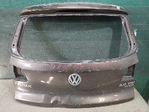 VOLKSWAGEN TIGUAN крышка багажника 5N0827025G 2015г. арт.1656015